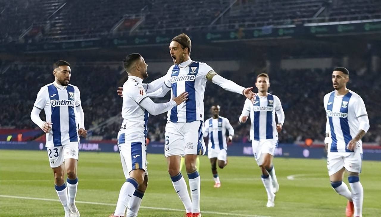 爱游戏登录入口-包含西甲热门比赛引爆球迷热情，双方誓死拼搏的词条