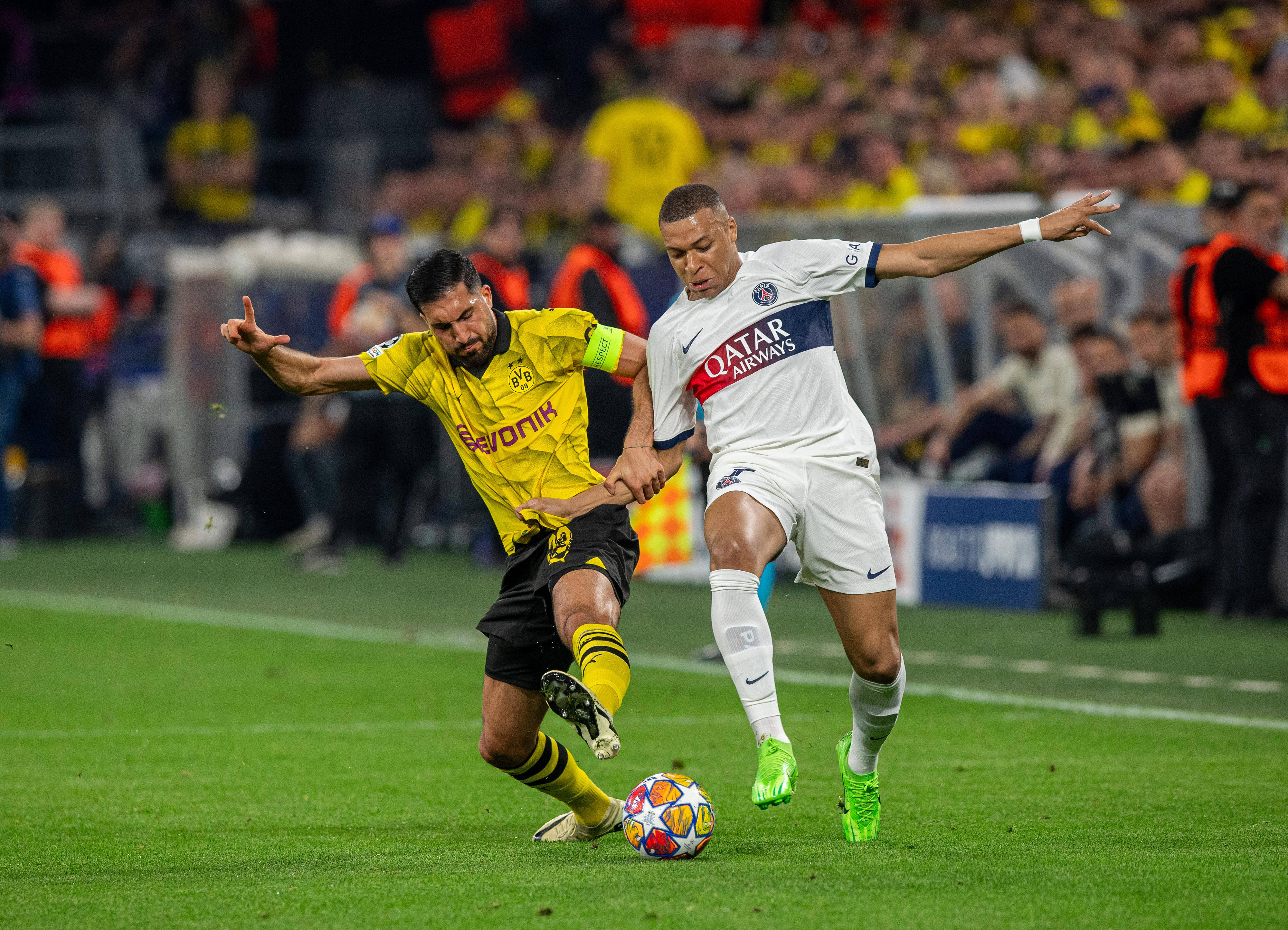 爱游戏网页版登录入口-竞技场上球员积极进攻，拉开比分差距