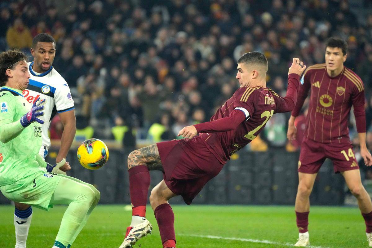 竞技场上球员积极进攻,拉开比分差距 竞技场上球员积极进攻,拉开比分差距