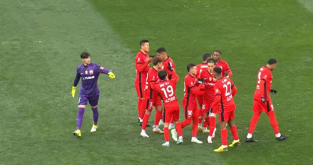 爱游戏官网-国内足球联赛引燃热情，各队实力逐渐暴露