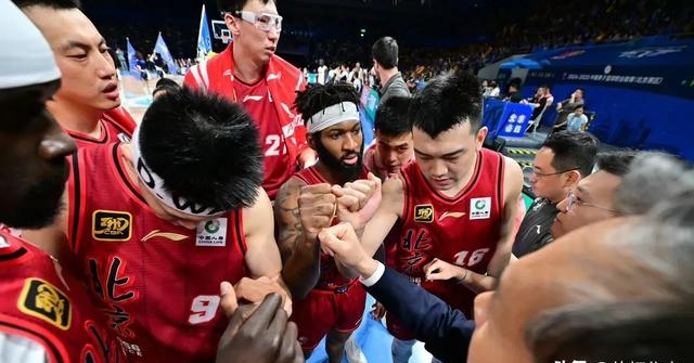 爱游戏app-裁判判罚争议，球迷情绪激动