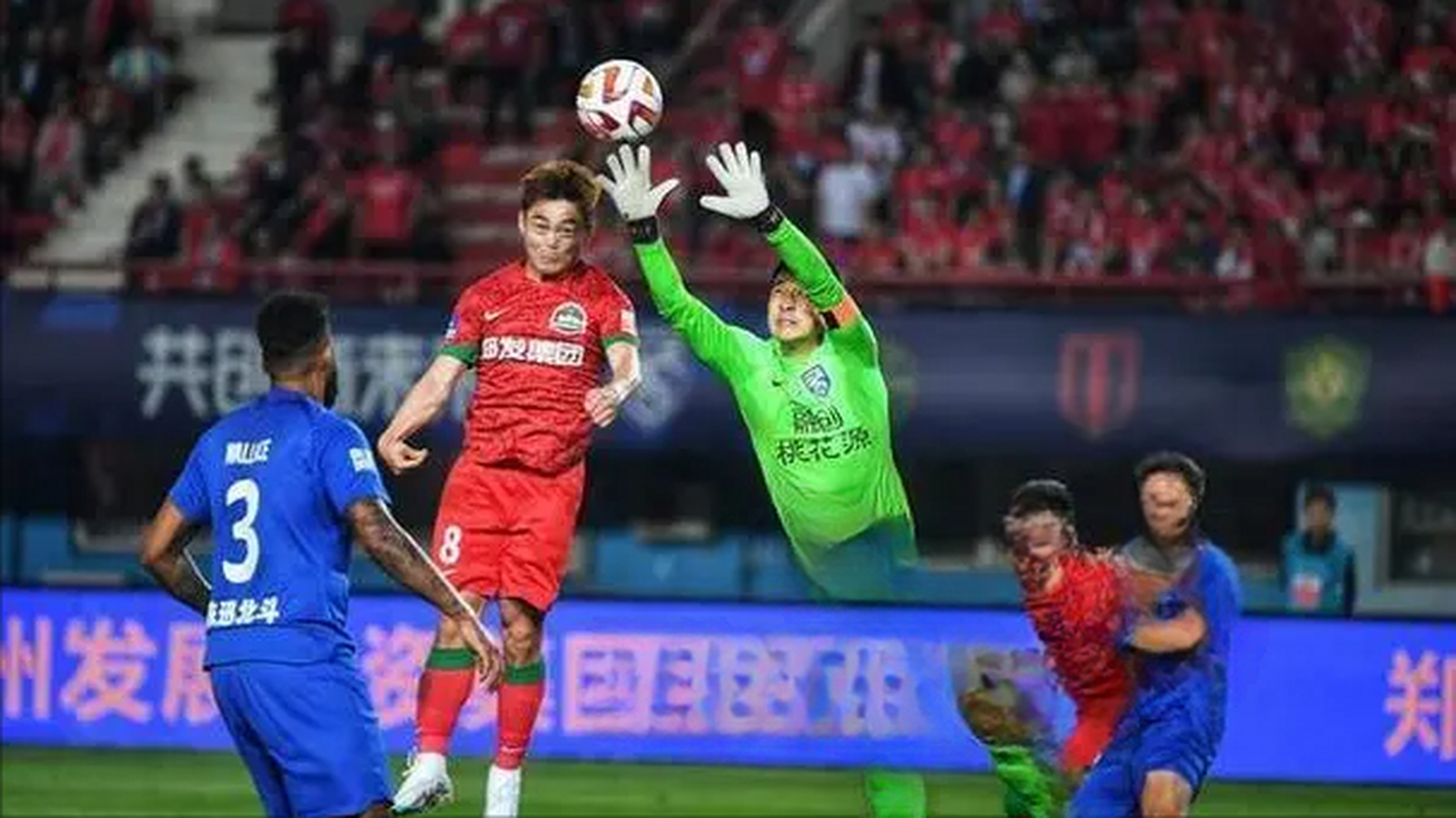 裁判判罚争议,球迷情绪激动 裁判判罚争议,球迷情绪激动