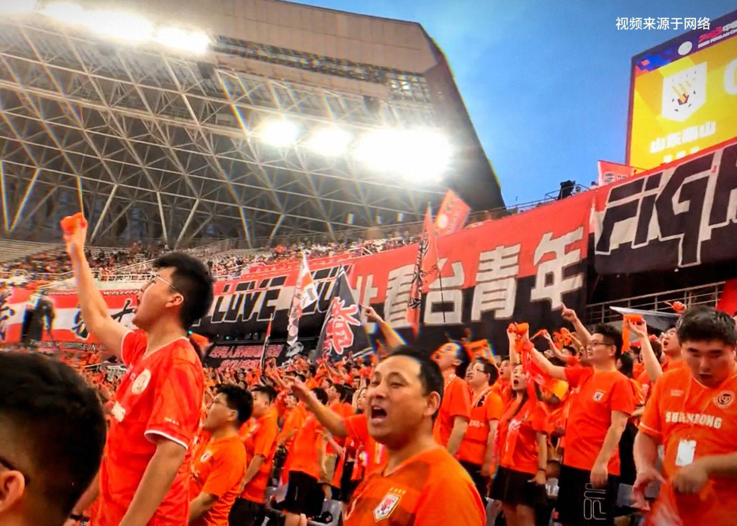 爱游戏-关于中超比赛球迷购买门票现场挤压现象严重的信息