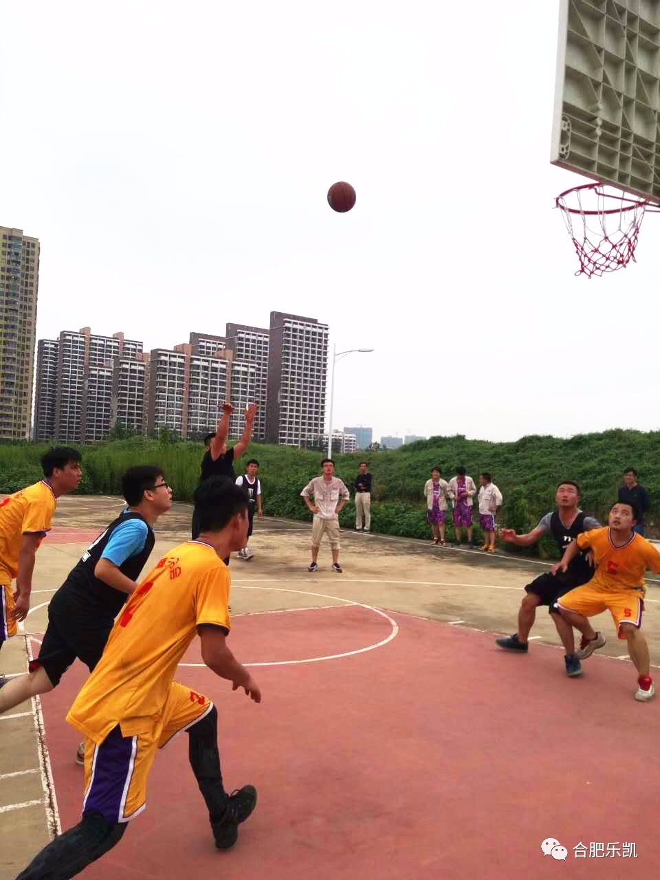 包含惊险比赛激战连连，看点百出精彩纷呈的词条