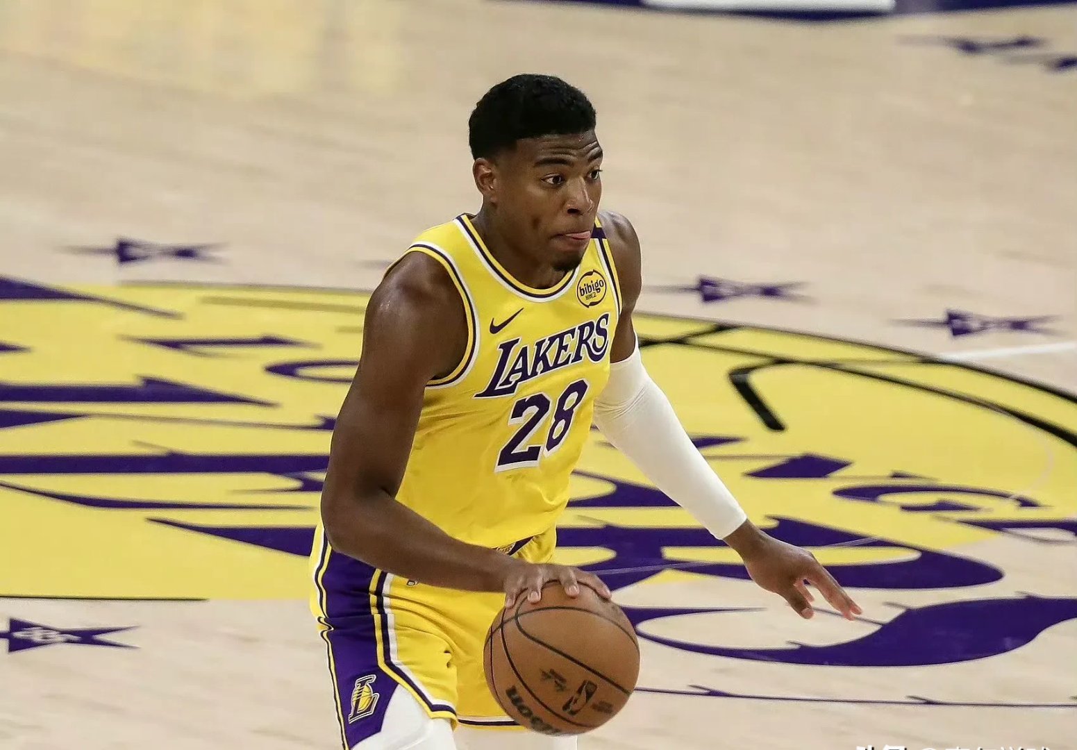 爱游戏体育官网-篮球运动员在外国赛场上奋勇拼搏