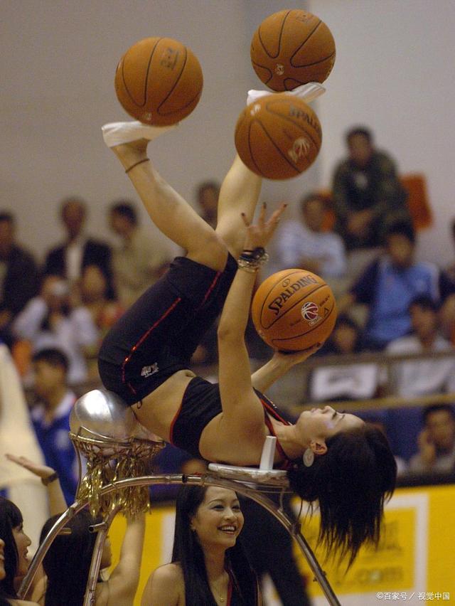 篮球运动员在外国赛场上奋勇拼搏 篮球运动员在外国赛场上奋勇拼搏