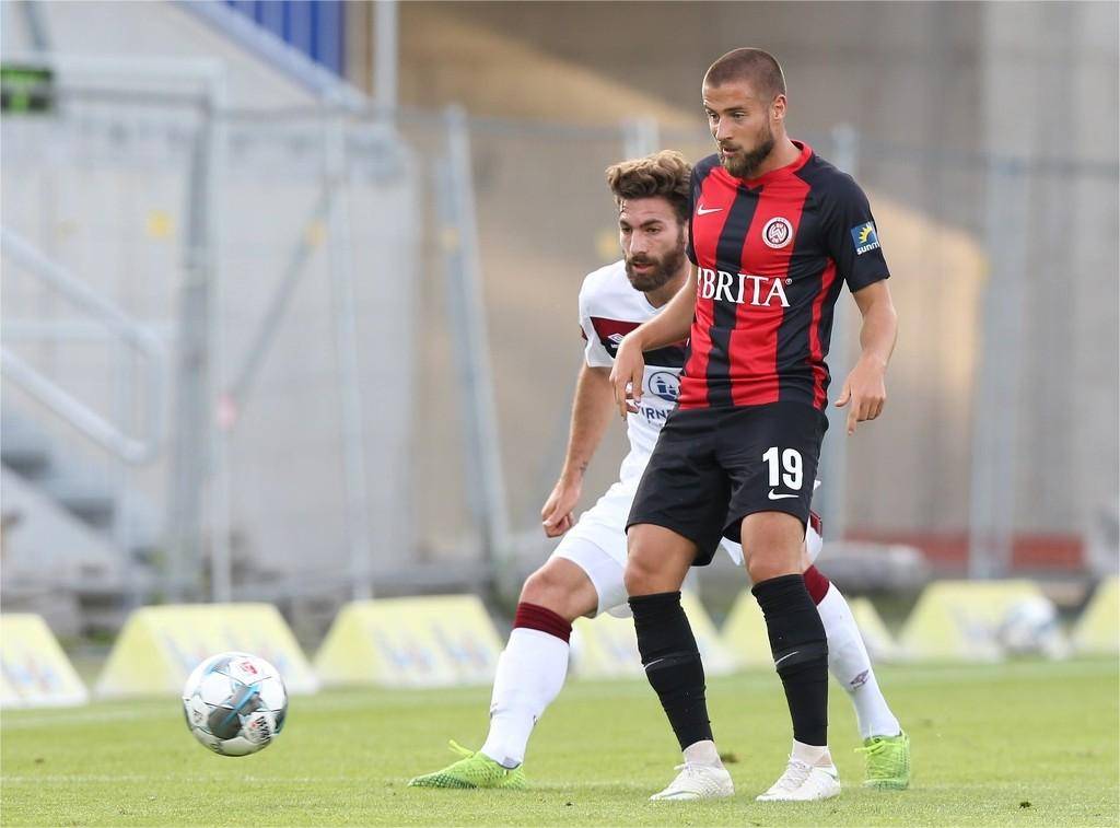 爱游戏登录入口-包含雷根斯堡足球队主帅因伤倒地，带给球队不利影响的词条