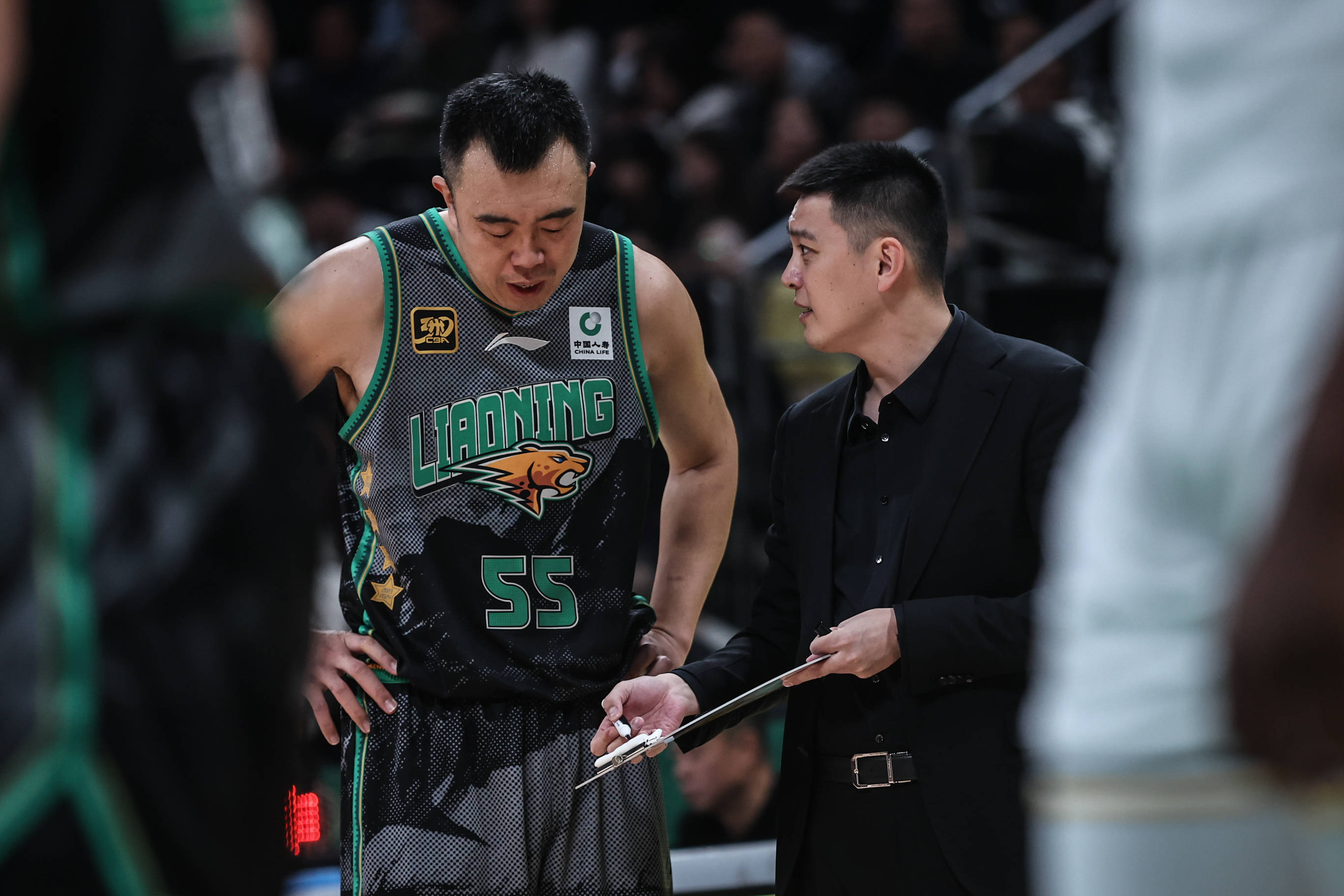 爱游戏-河南男篮与辽宁男篮对决，球场激烈氛围高涨的简单介绍