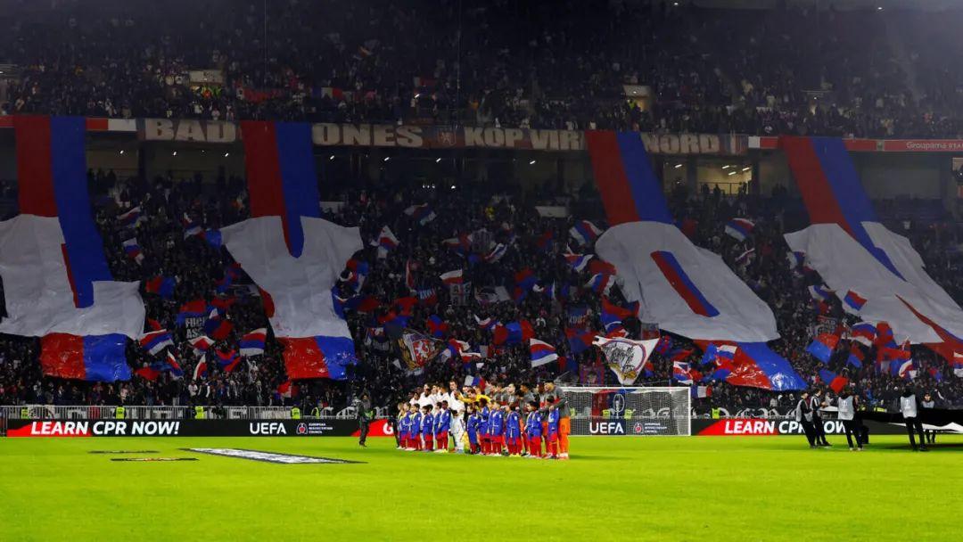 爱游戏体育官网-欧洲足球豪门争霸，场上比拼激烈，场面混战