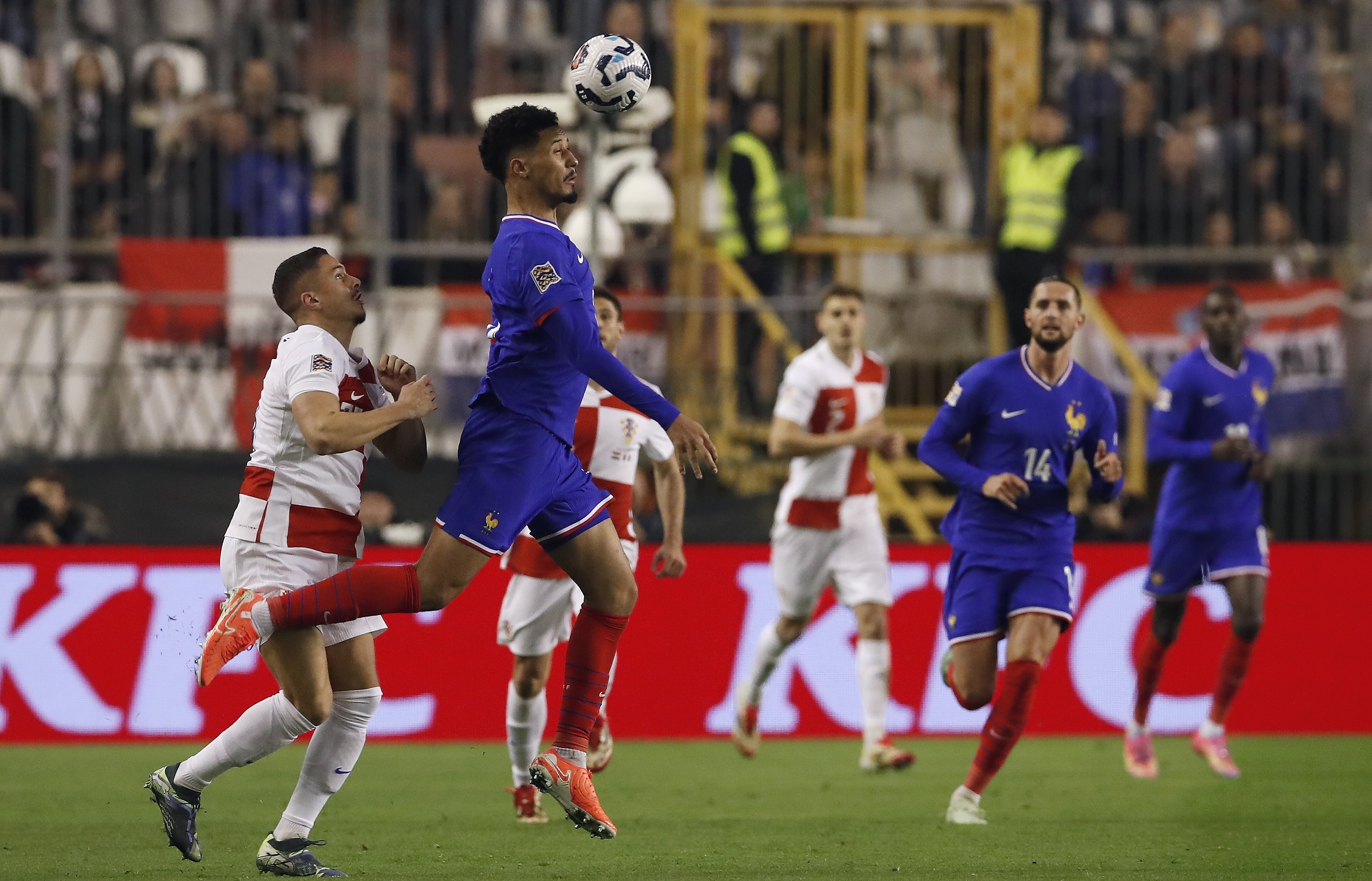 欧洲足球豪门争霸,场上比拼激烈,场面混战 欧洲足球豪门争霸,场上比拼激烈,场面混战