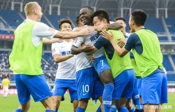 爱游戏中国官网-广州富力外援发挥神勇，帮助球队取胜