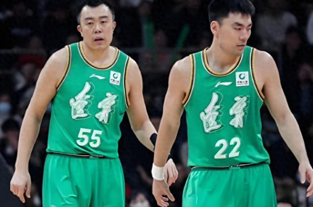 爱游戏官网-男子篮球联赛最热门：各队拼尽全力争夺胜利的简单介绍