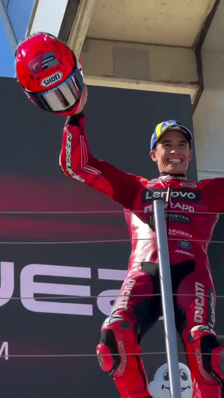 球队连胜斩获冠军喜悦洋溢全场