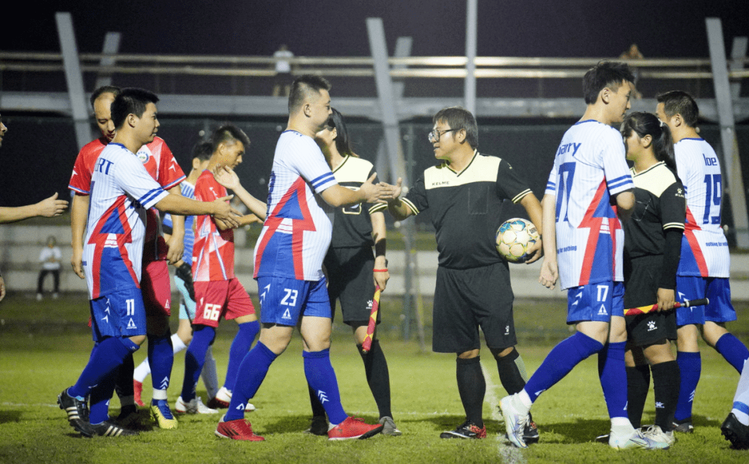 爱游戏官网-国内足球联赛争夺激烈，胜负难分着实惹人关注