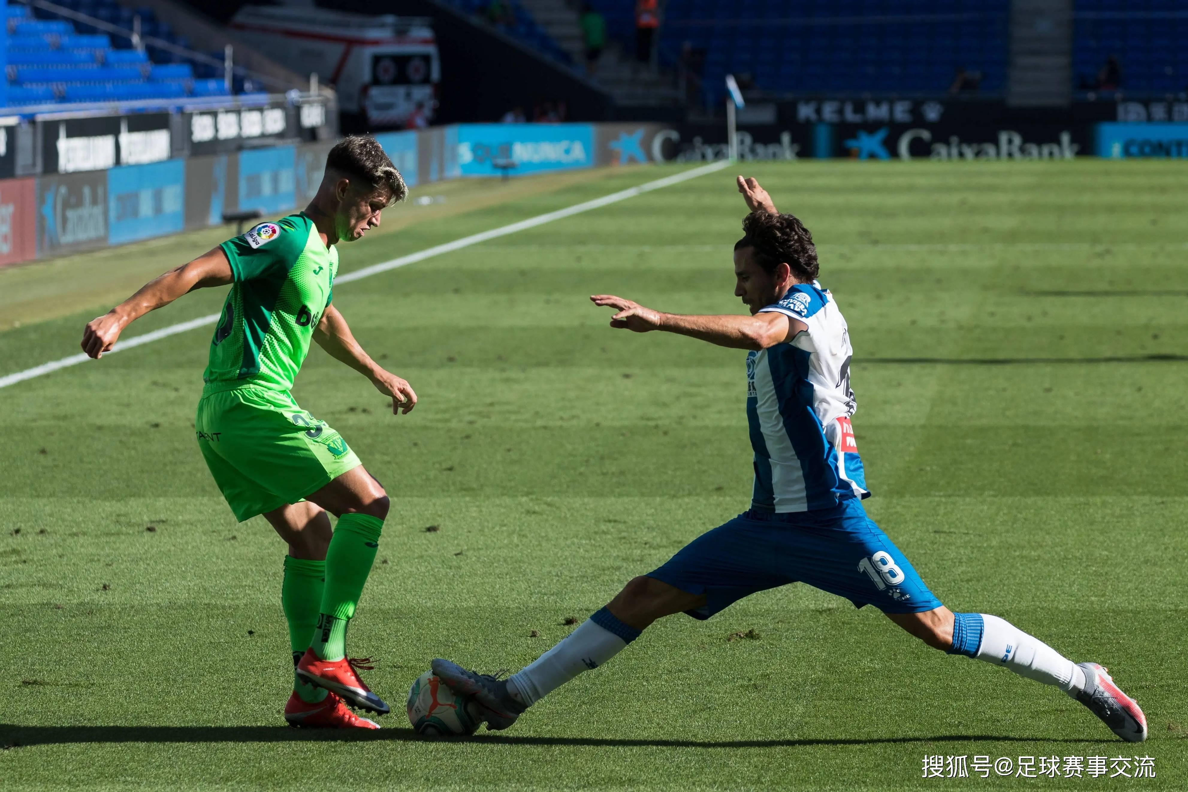 国内足球联赛争夺激烈，胜负难分着实惹人关注