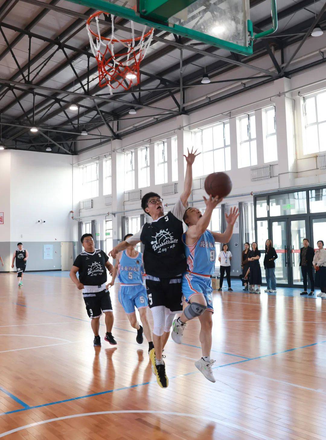 篮球赛场上精彩瞬间不容错过