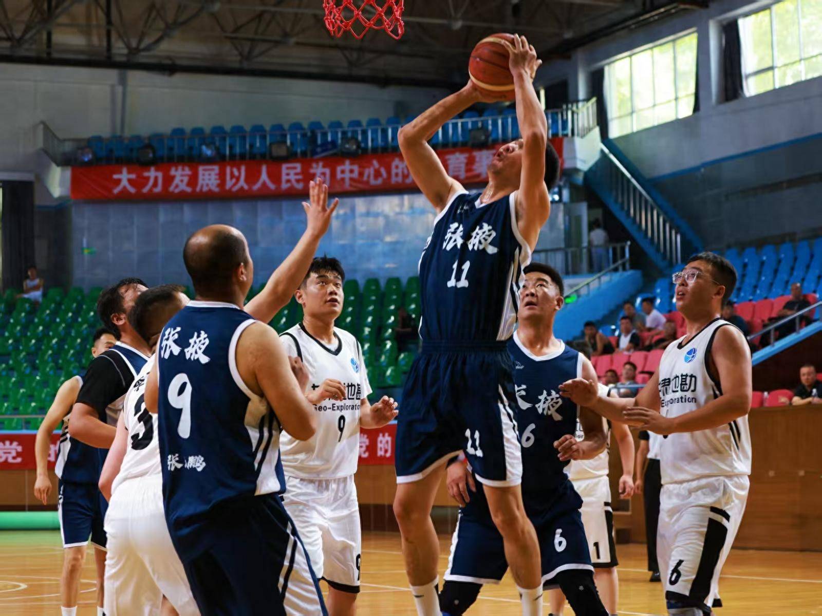 爱游戏入口-火热瞬间：篮球比赛现场球迷热情高涨，加油声震耳欲聋的简单介绍