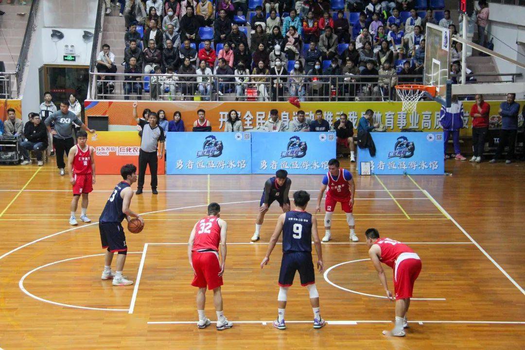 火热瞬间：篮球比赛现场球迷热情高涨，加油声震耳欲聋的简单介绍