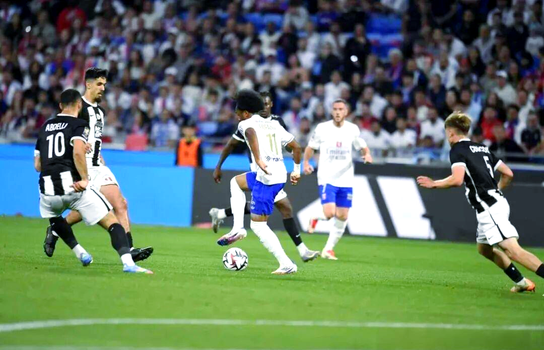 里昂经历挑战,艰难取胜保持领先 里昂经历挑战,艰难取胜保持领先