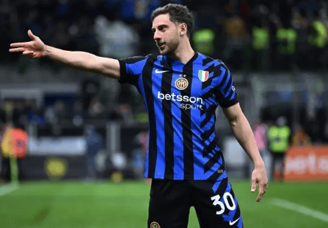 爱游戏官网-国际米兰客场逆转萨索洛，豪取三分