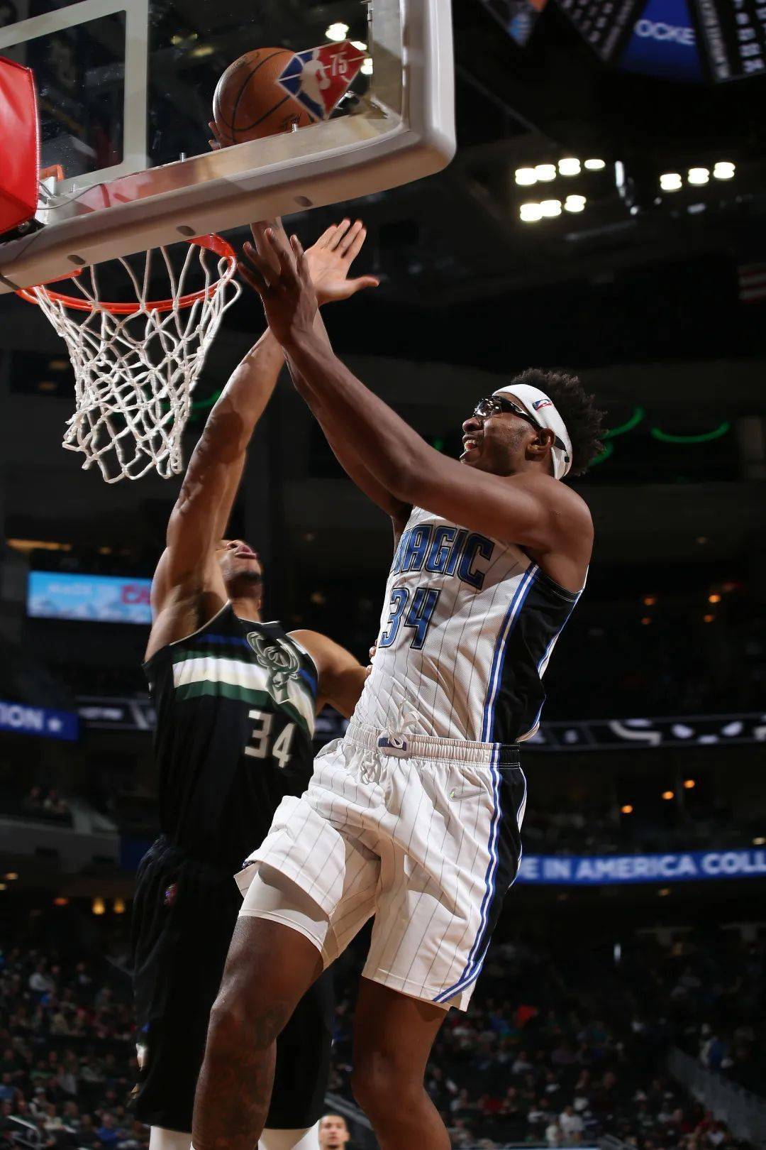 绿军力克雄鹿，奏响胜利乐章的简单介绍