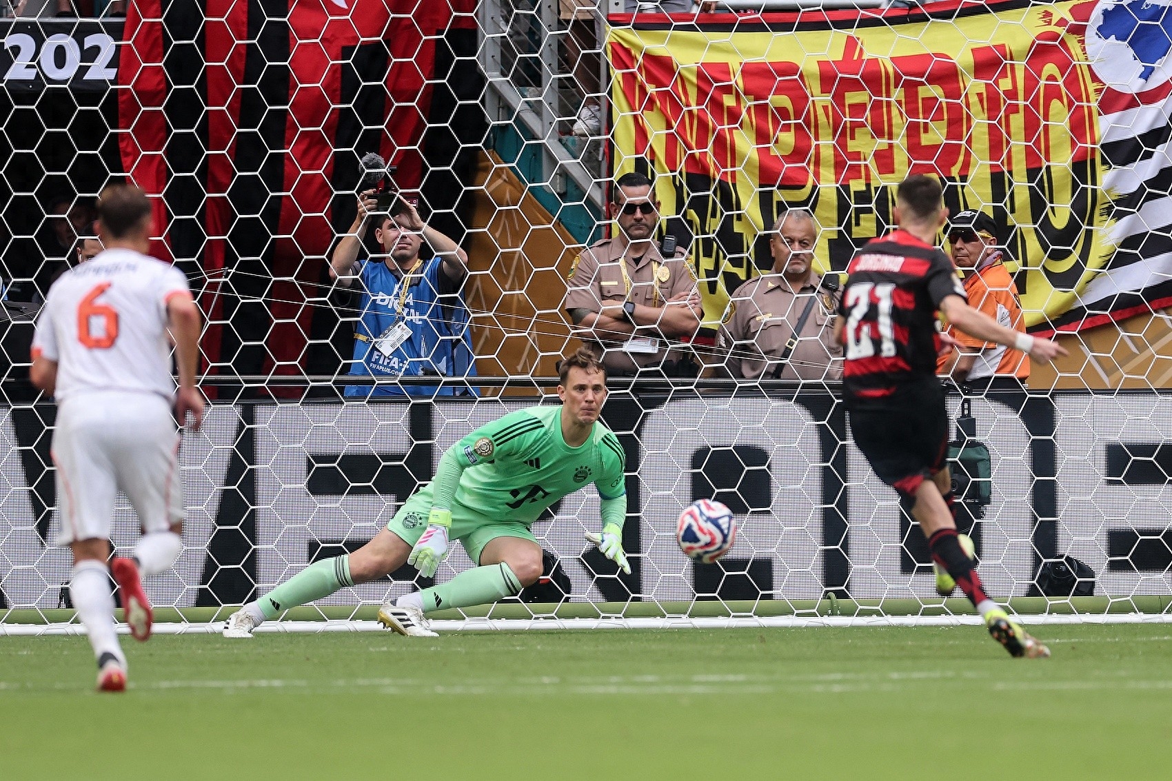 关于足球大战中的猝不及防体技交战的信息