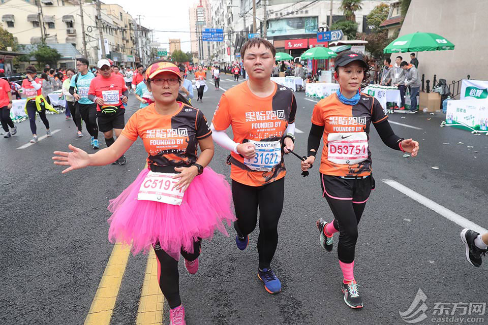 南非选手登上领奖台华丽表现 南非选手登上领奖台华丽表现